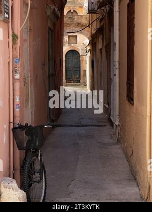 KORFU, GREEECE - 11. SEPTEMBER 2023: Blick auf eine kleine Straße im Stadtzentrum Stockfoto