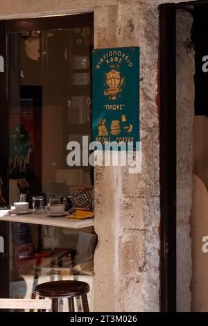 KORFU, GREEECE - 11. SEPTEMBER 2023: Schild vor dem Pretty Cafe im Stadtzentrum Stockfoto