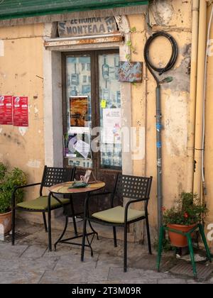 KORFU, GREEECE - 11. SEPTEMBER 2023: Außenansicht der kleinen Cafe Bar im Stadtzentrum Stockfoto