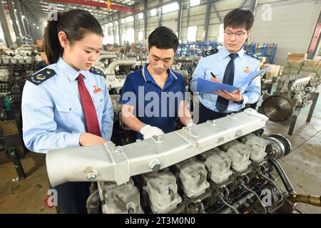 LIANYUNGANG, CHINA - 26. OKTOBER 2023 - Steuerbehörden führen Steueranreize für den Export von „Belt and Road“-Automobilmotoren an Unternehmen in Lia ein Stockfoto