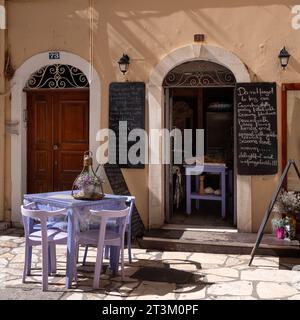 KORFU, GREEECE - 11. SEPTEMBER 2023: Außenansicht von Pretty im Stadtzentrum Stockfoto