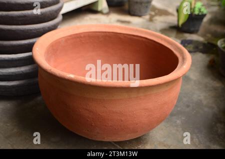 Nanangan ist ein handwerkliches Handwerk auf Tonbasis in Form eines Küchenutensils, das in Indonesien üblicherweise für die traditionelle Küche verwendet wird. Stockfoto