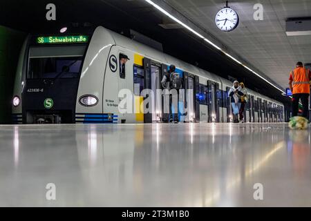 S-Bahn Haltestelle Stadtmitte, Stuttgart. // 24.09.2023, Stuttgart, Baden-Württemberg, Deutschland, Europa *** S-Bahn-Haltestelle Stadtmitte, Stuttgart 24 09 2023, Stuttgart, Baden Württemberg, Deutschland, Europa Credit: Imago/Alamy Live News Stockfoto