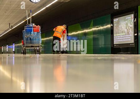 S-Bahn Haltestelle Stadtmitte, Stuttgart. // 24.09.2023, Stuttgart, Baden-Württemberg, Deutschland, Europa *** S-Bahn-Haltestelle Stadtmitte, Stuttgart 24 09 2023, Stuttgart, Baden Württemberg, Deutschland, Europa Credit: Imago/Alamy Live News Stockfoto