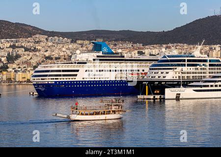 Emerald Sakara, Luxus-Hochseeyacht, Länge 110 Meter, Emerald Cruises und Celestyal Journey, Kreuzfahrtschiff der zypriotischen Reederei Celestyal Cruises, Länge 219 Meter sowie Kreuzfahrtschiff Azamara Quest, Länge 181 Meter, Kreuzfahrtunternehmen Azamara Club Cruises. Kreuzfahrthafen von KuÅüadasÄ. Die türkische Hafenstadt Kusadasi in der Ägäis ist ein beliebter Ferienort und Ziel für Kreuzfahrten im Mittelmeer. // 30.09.2023, Kusadasi, KuÅüadasÄ, Provinz Aydin, Ägäisregion, Türkei, Asien *** Smaragd Sakara, Luxus-Hochseejacht, Länge 110 Meter, Smaragd Cruises und Celestyal Journey, c Stockfoto