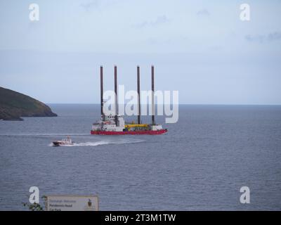 Ziton Wind ein Windkraftanlagen-Installationsschiff mit hydraulischer Hubfähigkeit in der Nähe von Falmouth Cornwall UK Stockfoto