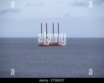 Ziton Wind ein Windkraftanlagen-Installationsschiff mit hydraulischer Hubfähigkeit in der Nähe von Falmouth Cornwall UK Stockfoto