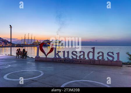 Kreuzfahrthafen von KuÅüadasÄ am Abend. Die türkische Hafenstadt Kusadasi in der Ägäis ist ein beliebter Ferienort und Ziel für Kreuzfahrten im Mittelmeer. Kreuzfahrtschiff der zypriotischen Reederei Celestyal Cruises, Länge 219 Meter, mit dunklem Rauch. // 30.09.2023, Kusadasi, KuÅüadasÄ, Provinz Aydin, Ägäisregion, Türkei, Asien *** Kreuzfahrthafen von KuÅüadasÄ am Abend die türkische Hafenstadt Kusadasi in der Ägäis ist ein beliebter Erholungsort und Ziel für Kreuzfahrten im Mittelmeer die Celestyal Journey, Kreuzfahrtschiff der zyprischen Reederei Celestya Stockfoto