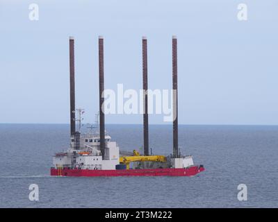 Ziton Wind ein Windkraftanlagen-Installationsschiff mit hydraulischer Hubfähigkeit in der Nähe von Falmouth Cornwall UK Stockfoto