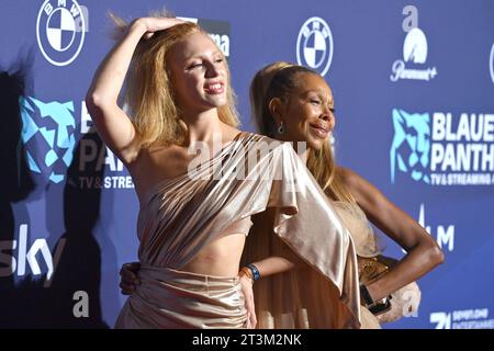 Anna ERMAKOVA Tochter von Boris Becker mit Mutter Angela Roter Teppich, Blauer Panther ð TV und Streaming Award 2023 am 25.10.2023 in der BMW Welt München. *** Anna ERMAKOVA Tochter von Boris Becker mit Mutter Angela Roter Teppich, Blue Panther ð TV and Streaming Award 2023 am 25 10 2023 bei BMW World München Credit: Imago/Alamy Live News Stockfoto