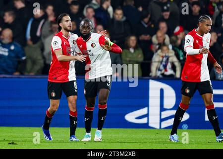 ROTTERDAM, NIEDERLANDE - 25. OKTOBER: Ramiz Zerrouki (Feyenoord Rotterdam) erzielt das 2:0, Lutshare Geertruida (Feyenoord Rotterdam) während der Gruppe Stockfoto