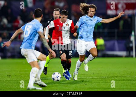 ROTTERDAM, NIEDERLANDE - 25. OKTOBER: Santiago Gimenez (Feyenoord Rotterdam) und Matteo Guendouzi (SS Latium), Alessio Romagnoli (SS Latium) während der G Stockfoto