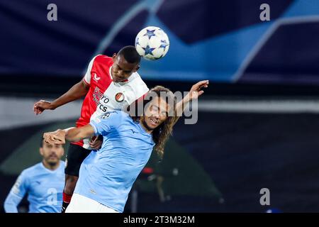 ROTTERDAM, NIEDERLANDE - 25. OKTOBER: Marcos Lopez (Feyenoord Rotterdam) und Matteo Guendouzi (SS Lazio) während der Gruppe E - UEFA Champions League 202 Stockfoto