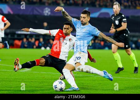 ROTTERDAM, NIEDERLANDE - 25. OKTOBER: Marcos Lopez (Feyenoord Rotterdam) und Mattia Zaccagni (SS Lazio) während der Gruppe E - UEFA Champions League 2023 Stockfoto