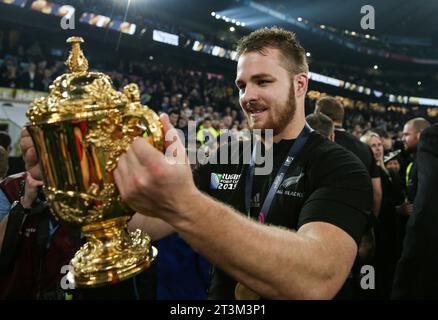 Der Neuseeländer Sam Cane schaut sich die Trophäe William Webb Ellis an, nachdem er nach dem Finale der Rugby-Weltmeisterschaft in Twickenham in London den Sieg über Australien gewonnen hatte. Bilddatum: Samstag, 31. Oktober 2015. Stockfoto