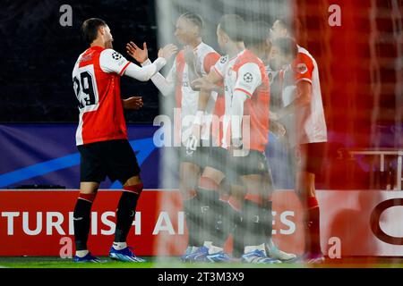 ROTTERDAM, NIEDERLANDE - 25. OKTOBER: Santiago Gimenez (Feyenoord Rotterdam) trifft, aber das Tor wird während der Gruppe E - UEFA-Champions abseits gesetzt Stockfoto