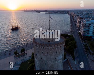 Griechenland, Thessaloniki, september 2023. Panoramablick auf das Hauptsymbol der Stadt Thessaloniki und die gesamte Region Mazedonien - den Weißen Turm Stockfoto