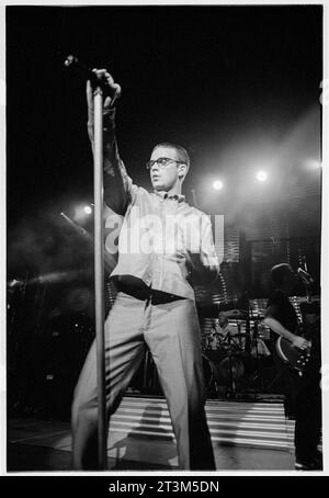 ROBBIE WILLIAMS, SÄNGER, ERSTE TOUR, 1997: Robbie Williams spielte live mit seinem Debütalbum Life thru a Lens auf seiner ersten Solo-Tour im Newport Centre in Wales, Großbritannien am 4. Oktober 1997. Foto: Rob Watkins Stockfoto