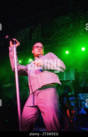 ROBBIE WILLIAMS, SÄNGER, ERSTE TOUR, 1997: Robbie Williams spielte live mit seinem Debütalbum Life thru a Lens auf seiner ersten Solo-Tour im Newport Centre in Wales, Großbritannien am 4. Oktober 1997. Foto: Rob Watkins Stockfoto