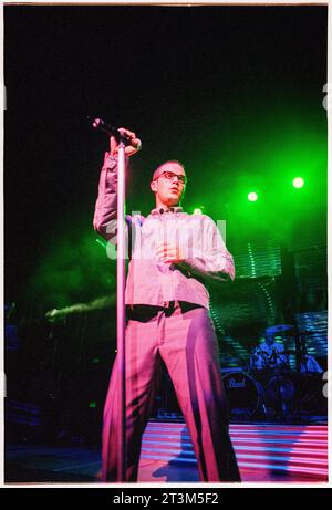 ROBBIE WILLIAMS, SÄNGER, ERSTE TOUR, 1997: Robbie Williams spielte live mit seinem Debütalbum Life thru a Lens auf seiner ersten Solo-Tour im Newport Centre in Wales, Großbritannien am 4. Oktober 1997. Foto: Rob Watkins Stockfoto