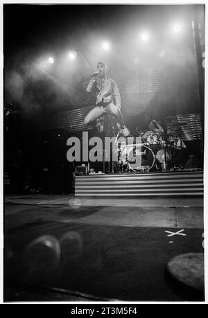 ROBBIE WILLIAMS, SÄNGER, ERSTE TOUR, 1997: Robbie Williams springt in die Luft, während er live mit seinem Debütalbum Life thru A Lens auf seiner ersten Solo-Tour im Newport Centre in Wales am 4. Oktober 1997 spielte. Foto: Rob Watkins Stockfoto
