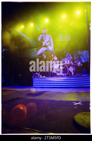 ROBBIE WILLIAMS, SÄNGER, ERSTE TOUR, 1997: Robbie Williams springt in die Luft, während er live mit seinem Debütalbum Life thru A Lens auf seiner ersten Solo-Tour im Newport Centre in Wales am 4. Oktober 1997 spielte. Foto: Rob Watkins Stockfoto