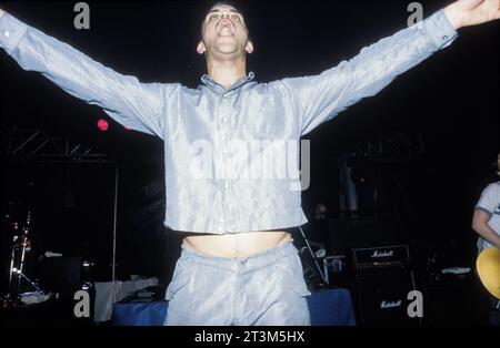 ROBBIE WILLIAMS, WARM-UP-GIG, TREFOREST, 1998: Robbie Williams spielt einen kleinen warm-up-Gig für sein erstes Glastonbury-Set am 15. Mai 1998 an der Glamorgan University in Treforest, Wales, Großbritannien. Foto: Rob Watkins Stockfoto