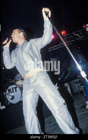 ROBBIE WILLIAMS, WARM-UP-GIG, TREFOREST, 1998: Robbie Williams spielt einen kleinen warm-up-Gig für sein erstes Glastonbury-Set am 15. Mai 1998 an der Glamorgan University in Treforest, Wales, Großbritannien. Foto: Rob Watkins Stockfoto