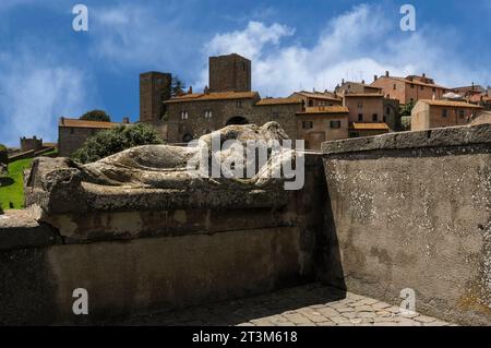 Der alte etruskische Sarkophag-Deckel in Tuscania, Latium, Italien, mit der toskanischen Altstadt. Tuscania war früher die alte etruskische Stadt Tuscana. Sie liegt etwa 80 km (50 Meilen) nordwestlich von Rom. Stockfoto