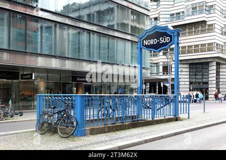 Berlin - Deutschland. Den ehemaligen U-Bahnhof Französische Straße ziert jetzt das Schild Nord-Süd. *** 11 10 2023, Berlin, Deutschland. Oktober 2023. Der ehemalige U-Bahnhof Französische Straße ist heute mit dem Schild North South Credit: Imago/Alamy Live News geschmückt Stockfoto