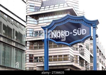 Berlin - Deutschland. Den ehemaligen U-Bahnhof Französische Straße ziert jetzt das Schild Nord-Süd. *** 11 10 2023, Berlin, Deutschland. Oktober 2023. Der ehemalige U-Bahnhof Französische Straße ist heute mit dem Schild North South Credit: Imago/Alamy Live News geschmückt Stockfoto