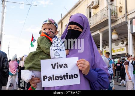 Algerische Dame hält ein kleines Mädchen und protestiert in Solidarität mit den Palästinensern in Setif. Algerien Stockfoto