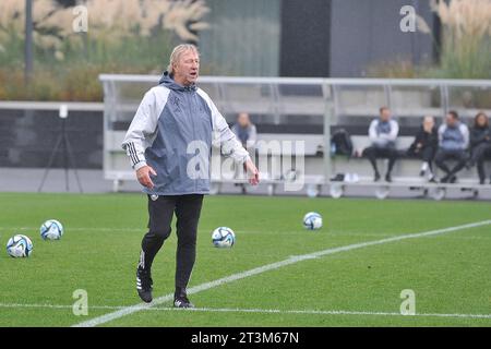 Bundeskanzler besucht DFB-Campus. Horst Hrubesch Trainer Deutsche Fußballnationalmannschaft der Frauen während eines Besuches von Bundeskanzler Olaf Schoz SPD auf dem DFB-Campus am 24.10.2023 in Frankfurt/Main. 20231024MWI105937 *** Bundeskanzlerin besucht DFB Campus Horst Hrubesch Trainer der deutschen Frauenfußballnationalmannschaft während eines Besuchs von Bundeskanzler Olaf Schoz SPD auf dem DFB Campus am 24 10 2023 in Frankfurt Main 20231024MWI105937 Credit: Imago/Alamy Live News Stockfoto