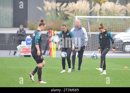 Bundeskanzler besucht DFB-Campus. Horst Hrubesch Trainer Deutsche Fußballnationalmannschaft der Frauen während eines Besuches von Bundeskanzler Olaf Schoz SPD auf dem DFB-Campus am 24.10.2023 in Frankfurt/Main. 20231024MWI105887 *** Bundeskanzlerin besucht DFB Campus Horst Hrubesch Trainer der deutschen Frauenfußballnationalmannschaft während eines Besuchs von Bundeskanzler Olaf Schoz SPD auf dem DFB Campus am 24 10 2023 in Frankfurt Main 20231024MWI105887 Credit: Imago/Alamy Live News Stockfoto