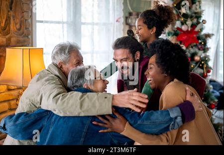Eine multiethnische Familie, die die Weihnachtszeit zusammen genießt. Die Leute lieben das Konzept. Stockfoto