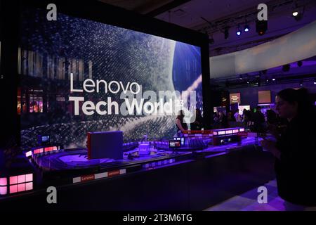 Austin, USA. Oktober 2023. Menschen nehmen an der Lenovo Tech World 2023 in Austin, Texas, USA, am 24. Oktober 2023 Teil. Der Computergigant Lenovo Group stellte auf seiner Tech World 2023-Konferenz am Dienstag in Austin, Texas, eine umfassende Vision von „KI für alle“ vor und vertiefte gleichzeitig die Zusammenarbeit mit seinen wichtigsten globalen Partnern. Quelle: Xu Jianmei/Xinhua/Alamy Live News Stockfoto