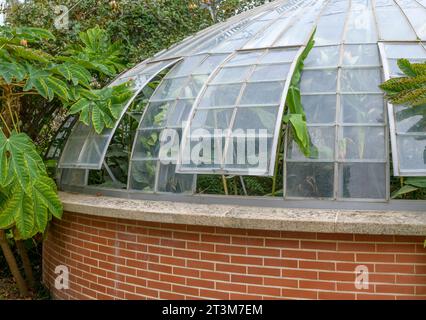 Das ungewöhnlich geformte tropische Gewächshaus im Nantes Plant Garden (Jardin des Plantes de Nantes). Ein botanischer Garten, klassifiziert als Jardin remarquable. Stockfoto