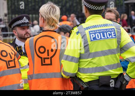 London, Großbritannien. Juli 2023. Just Stop Oil Aktivisten werden von der Polizei auf dem Parlamentsplatz inhaftiert und setzen sich dafür ein, dass die Regierung alle zukünftigen Genehmigungen und die Produktion fossiler Brennstoffe unterbricht. Stockfoto