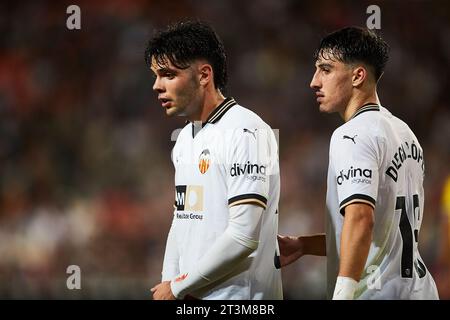 Fran Perez und Diego Lopez von Valencia CF in Aktion beim LaLiga EA Sports Spiel zwischen Valencia CF und Cadiz CF im Estadio Mestalla im Oktober Stockfoto