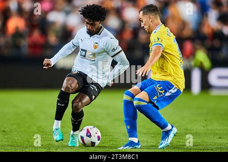 Thierry Correia von Valencia CF und Gonzalo Escalante von Cadiz CF in Aktion während des LaLiga EA Sports Matches zwischen Valencia CF und Cadiz CF bei ESTA Stockfoto