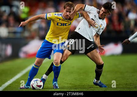 Alex Fernandez von Cadiz CF und Jose Luis Pepelu von Valencia CF in Aktion während des LaLiga EA Sports Matches zwischen Valencia CF und Cadiz CF in Estadi Stockfoto