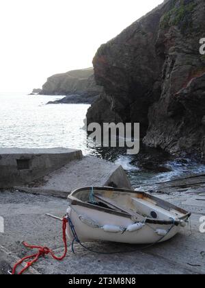 Südlichstes Fischerboot Englands auf der Rampe am Lizard Point in Cornwall, England Stockfoto