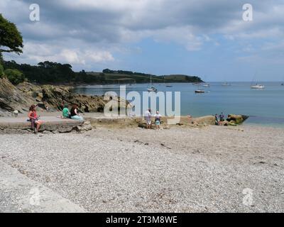 Sandstrand und Blick auf den Ärmelkanal in Trebah Garden, Cornwall, England Stockfoto