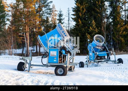 Beschneiungsanlagen für die Schneeerzeugung durch Druck von Wasser und Druckluft durch eine Schneeerzeugungsanlage Stockfoto