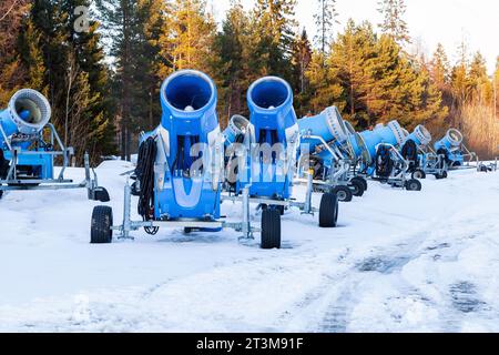 Viele Beschneiungsanlagen für die Schneeerzeugung, indem Wasser und Druckluft durch eine Schneeerzeugungsanlage gedrückt werden Stockfoto