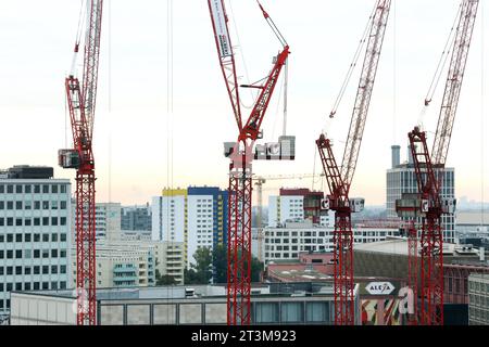 Berlin - Deutschland. Blick auf das Baugeschehen in Berlins Mitte am Alexanderplatz. *** 23 10 2023, Berlin, Deutschland. Oktober 2023. Ansicht der Bautätigkeit im Zentrum Berlins am Alexanderplatz Credit: Imago/Alamy Live News Stockfoto