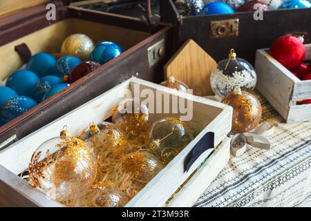 Weihnachtsbaumschmuck, bunte Glaskugeln lagen in Holzkisten Stockfoto