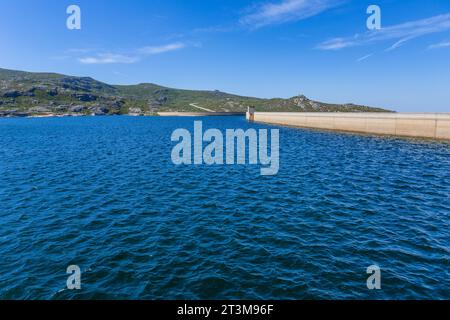 Lagoa Comprida (langer See) ist der größte See des Naturparks Serra da Estrela in Portugal. Stockfoto