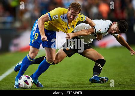 Alex Fernandez von Cadiz CF und Jose Luis Pepelu von Valencia CF in Aktion während des LaLiga EA Sports Matches zwischen Valencia CF und Cadiz CF in Estadi Stockfoto