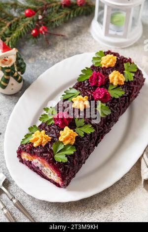 Festlicher Shuba-Salat. Traditionelles russisches Weihnachts-Neujahrsgemüse mit Hering und gekochtem Gemüse. Stockfoto